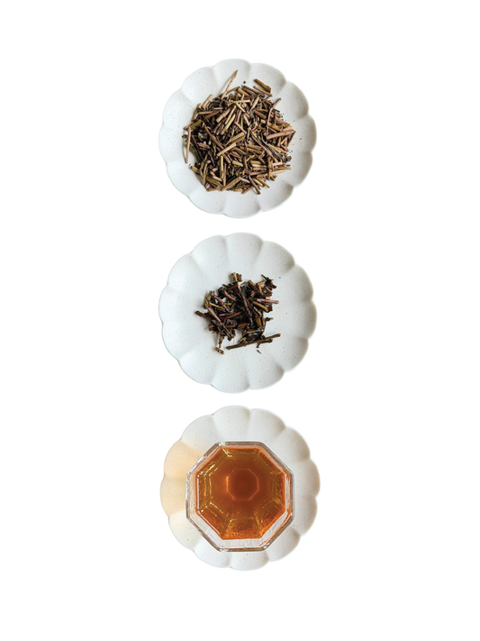 Three small white scalloped dishes arranged vertically. Starting with dry leaves at the top, wet leaves in the middle, and an amber-orange brewed tea sample at the bottom.