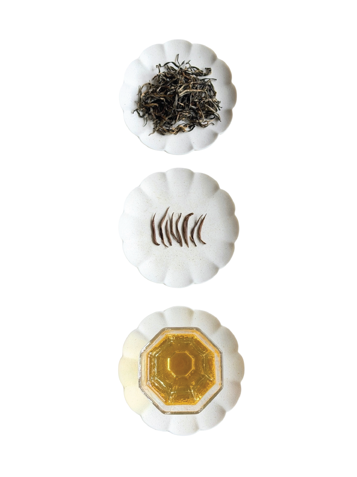 Tongmuguan Jin Jun Mei dry leaves, wet leaves and a golden tea liquor. It is very clear that they are consisting of pure buds from the wet leaf. 