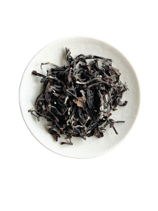The dry leaf is a visual masterpiece, displaying a vibrant palette of white (from its buds!), green, yellow, red, and brown. 