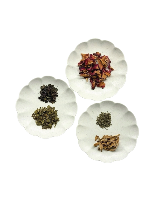 A caffeine-free calming blend consisting of rose petals, lemon balm, red shiso leaf, orange blossom and strawberry leaf for that nice wind down session. 